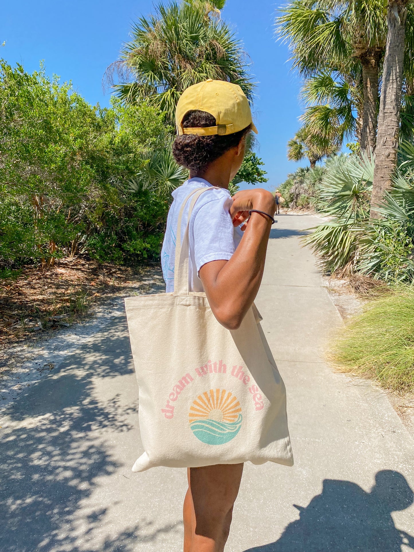 dream with the sea tote bag